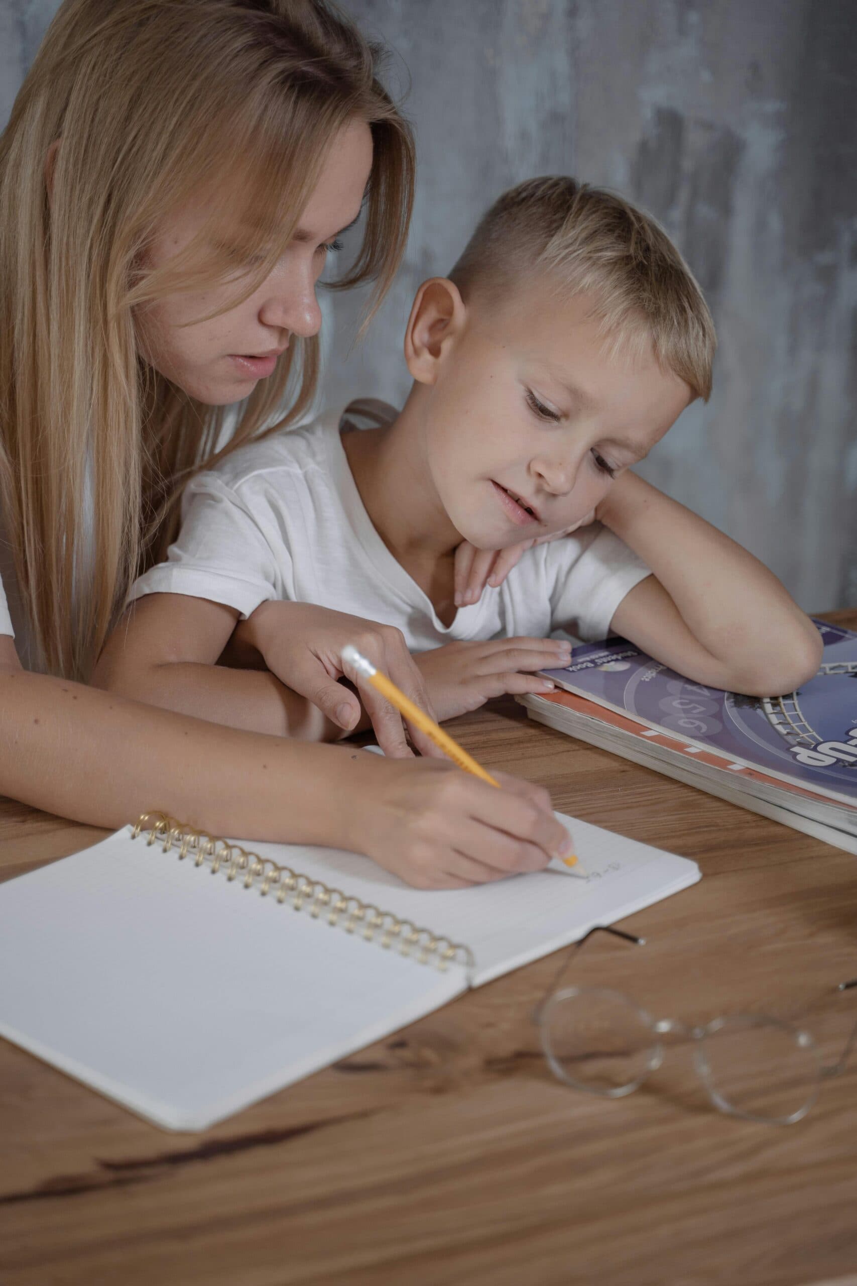 Dziecko w edukacji domowej uczące się przy komputerze